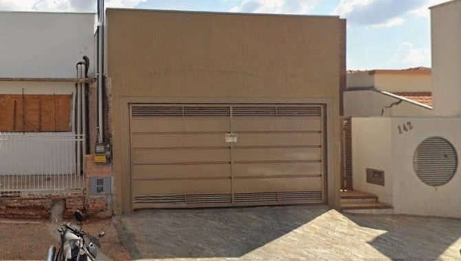 Casa padrão com 4 quartos e 3 banheiros em Tupã