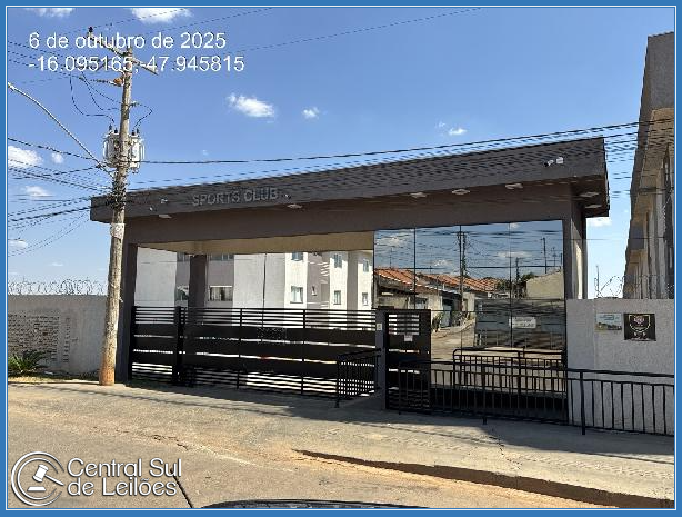 Apartamento com 2 quartos, varanda e vaga de garagem