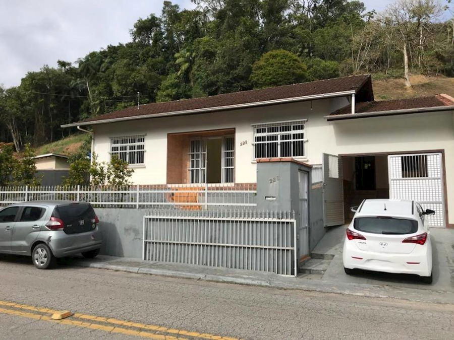 Casa padrão com 4 quartos, 2 banheiros, 1 vaga, 166,55m² construída, ocupada