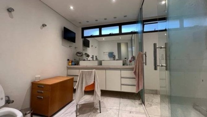 Apartamento com 4 quartos, 5 banheiros e 4 vagas de garagem