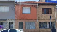 Casa ocupada com 75 m² de área construída