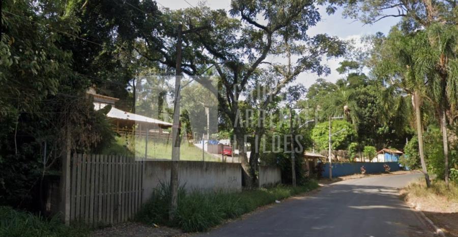 Terreno com 1.754 m² e construções, ideal para investimento