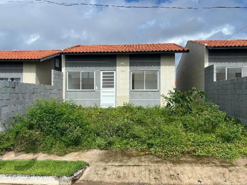 Casa com 2 Quartos e 1 Vaga em Condomínio