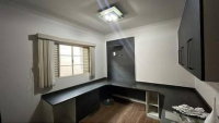 Casa padrão desocupada com 2 quartos, 2 banheiros e 1 vaga