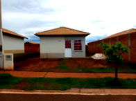 Casa aconchegante com 1 vaga e amplo terreno em Barretos