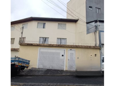Casa ocupada com 135 m² e 1 vaga em leilão