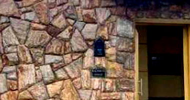 Casa padrão com 3 quartos, 2 banheiros, 1 vaga, área construída 190,6m²