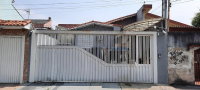 Ampla Área em Condomínio Fechado com Construções e Vegetação