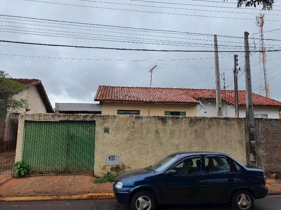 Casa padrão com 4 quartos, 2 banheiros, 1 vaga, área construída 112,51m², ocupada