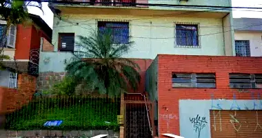 Apartamento com 2 casas geminadas e terreno urbano