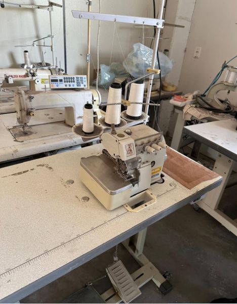 Lote com 5 máquinas cobertura simples Siruba, modelos F00751