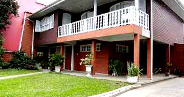 Casa ampla com 4 quartos, 3 banheiros e 495m² construída, ocupada