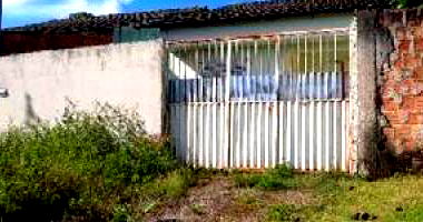 Casa com 2 quartos, varanda, área construída 66m², terreno 225m²