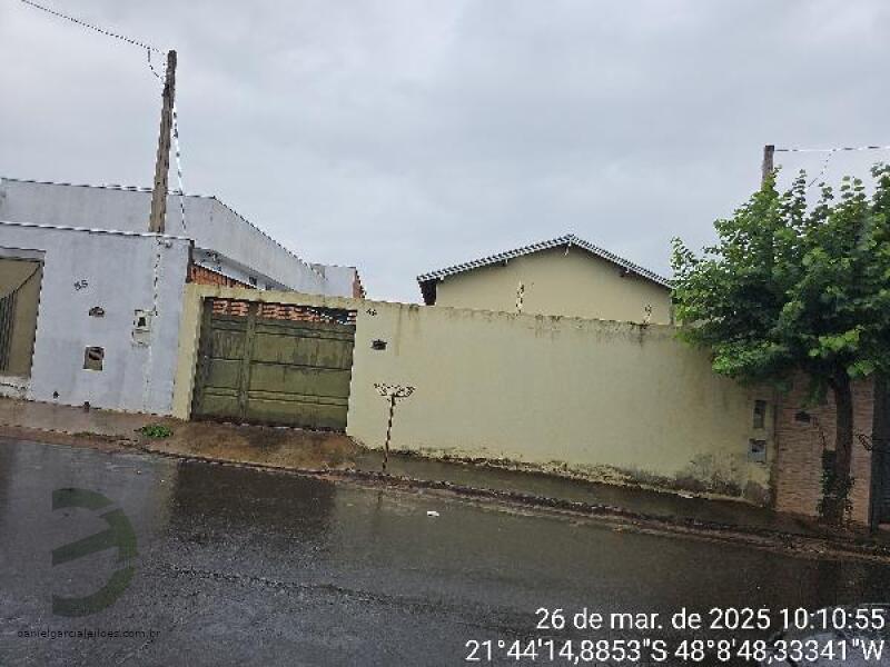Casa com 2 quartos, banheiro, área de serviço e cozinha, 53,57m² construída