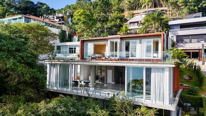 Casa de Alto Padrão com 680 m², ocupada, 2 matrículas