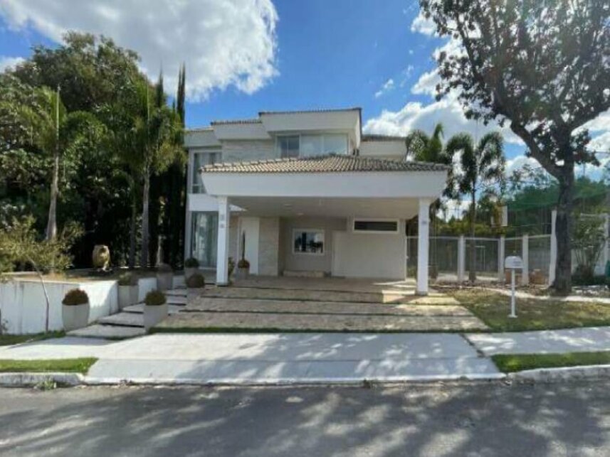 Casa com 457,64m² construídos em terreno de 2.164,87m², ocupada