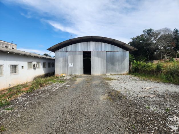 Barracão metálico com 1200m², 3 portões, cobertura em alumínio