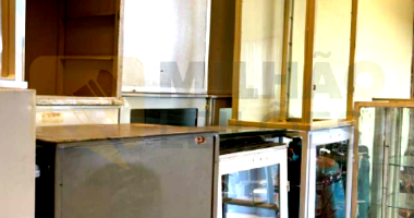 7 Armários Vitrine em Excelente Estado