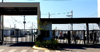 Casa com 2 Quartos e 2 Vagas em Salto de Pirapora