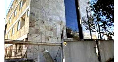 Prédio em fase final de construção com 8 apartamentos e terrenos