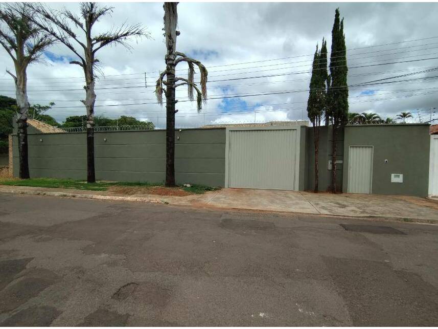 Casa Ocupada com Piscina e Varanda em Campo Grande/MS