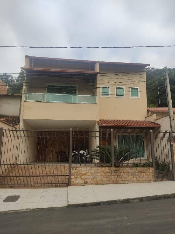 Casa ocupada com 202m² terreno e 268m² construída