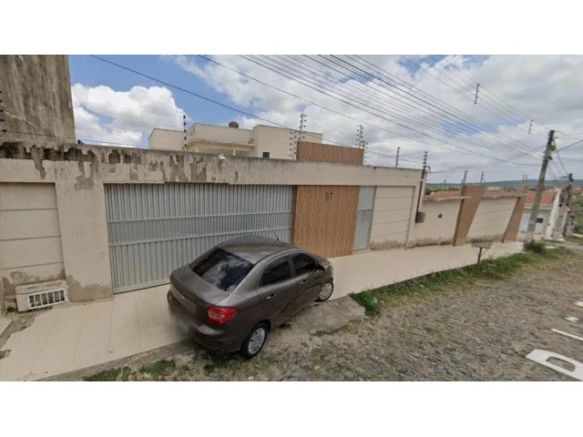 Sobrado com Piscina, 5 Suítes e Campo de Futebol em Ótimo Estado