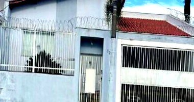 Casa residencial com 3 quartos, 2 banheiros e 2 vagas, área construída 171m², imóvel ocupado