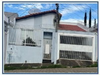 Casa residencial com 3 quartos, 2 banheiros e 2 vagas, área construída 171m², imóvel