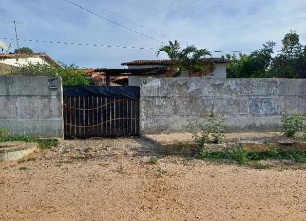 Casa com 2 quartos, 1 banheiro, 64m² área privativa, 1 vaga