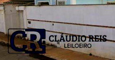 Casa com 6 quartos, 2 salas e barracão em terreno de 1.483,22 m²