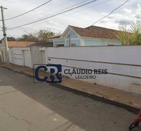Casa com 6 quartos, 2 salas e barracão em terreno de 1.483,22 m²
