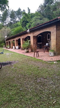 Sítio com 42.246m², casa principal, área de lazer e lago