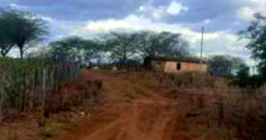 Sítio com casa sede e armazém na zona rural, área ampla