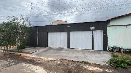 Casa ocupada com 3 quartos, 2 banheiros e 238m² construída