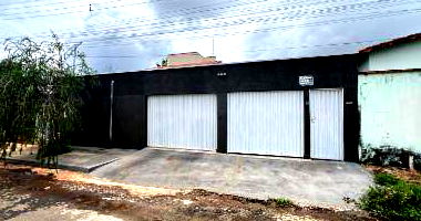 Casa ocupada com 3 quartos, 2 banheiros e 238m² construída