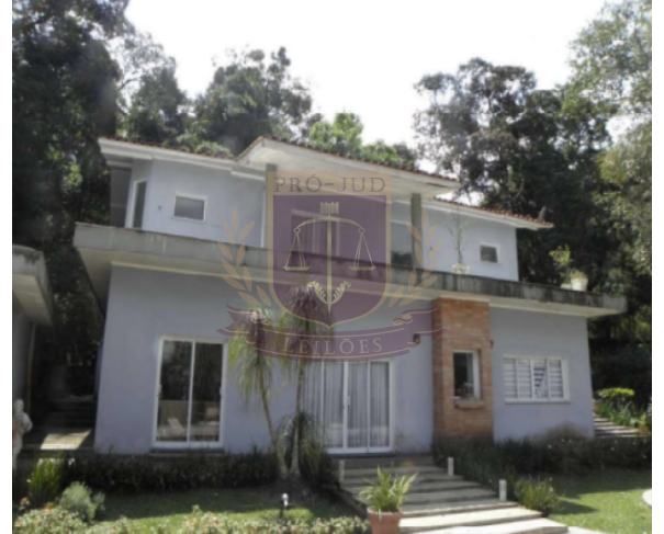 Luxuosa Casa com 4 Suítes, Piscina e 4 Vagas em Mairiporã