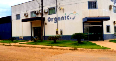Prédio Residencial de 2 Pisos com Ampla Área