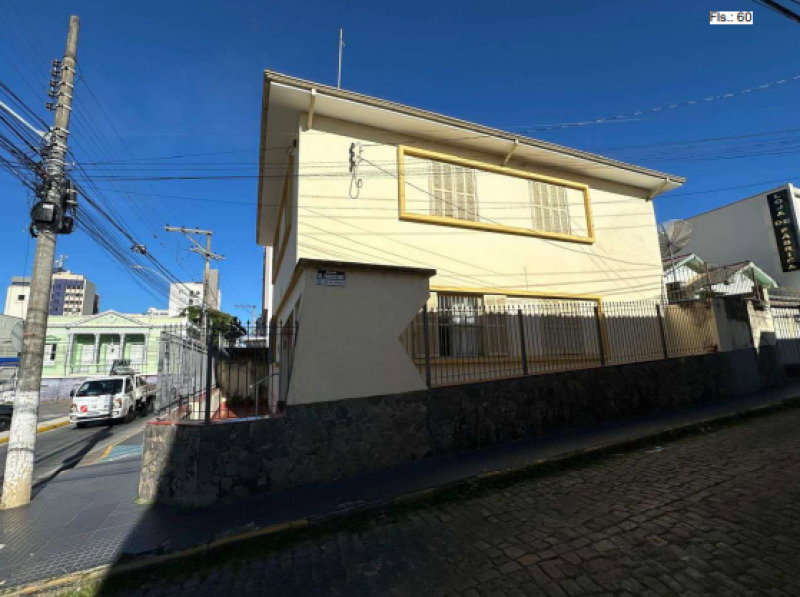 Casa com 103m², 6 quartos, 2 banheiros, ocupada