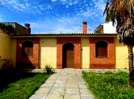 Casa padrão com 2 quartos, 1 banheiro, 75m² construída, ocupada