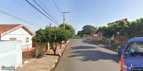 Casas e galpão com 3 quartos, 2 banheiros e terreno amplo