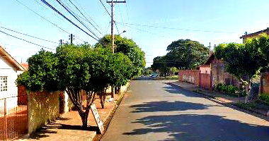 Casas e galpão com 3 quartos, 2 banheiros e terreno amplo