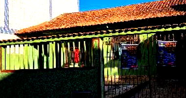 Casa com 2 quartos, 1 banheiro e vaga de garagem