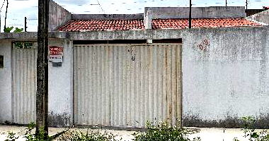 Casa com 3 quartos, 4 banheiros, varanda e área de serviço, 152m² construída