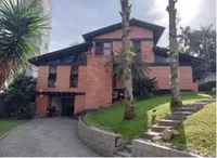 Casa ocupada com 269,46 m² e 2 vagas