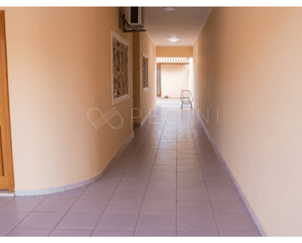 Casa residencial com 4 quartos, 3 banheiros e 281,34m² construídos