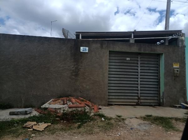 Casa com 2 quartos, 1 banheiro, 1 vaga, 57.48m² construída, desocupada
