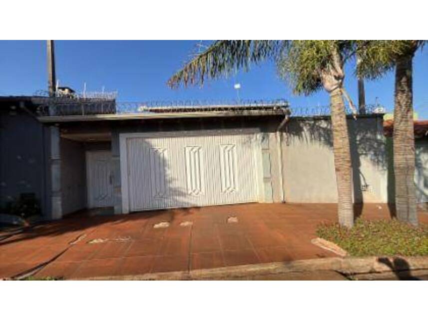 Casa Ocupada com 147m² Construída em Leilão