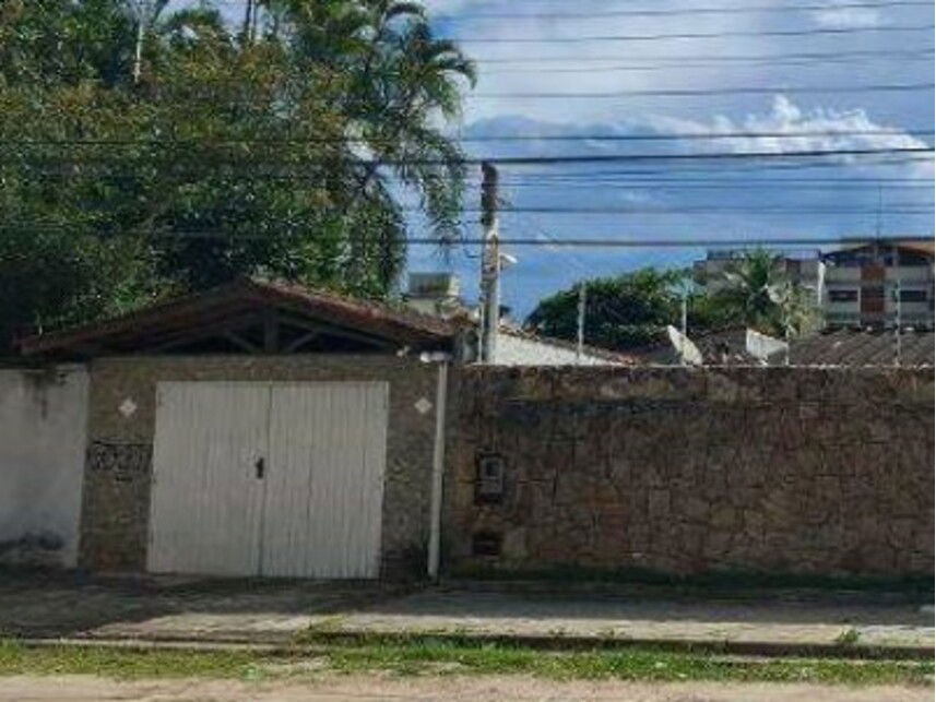 Casa Ocupada com 354,58m² em Guarujá - Oportunidade Única!