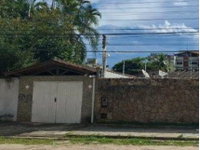Casa Ocupada com 354,58m² em Guarujá - Oportunidade Única!